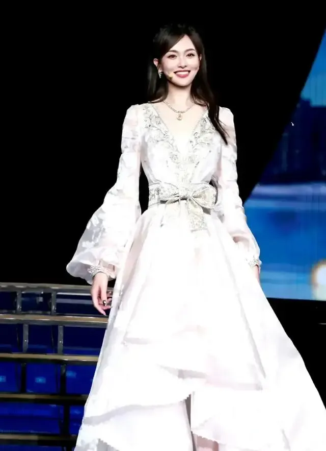 40岁唐嫣亮相晚会，白色公主裙超吸睛，看起来就像20出头！