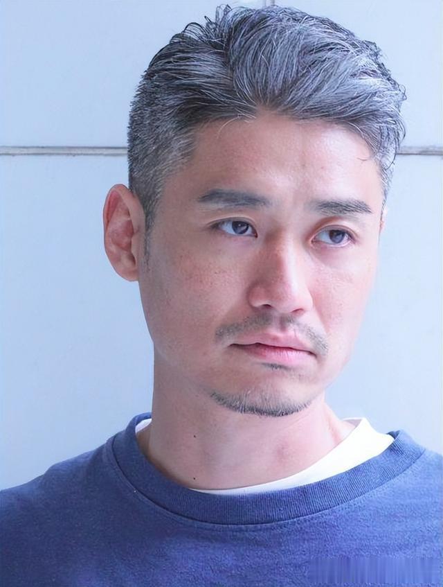 真正有格调的中年男人:不留长发,衣不穿花,饰不戴金,越老越帅