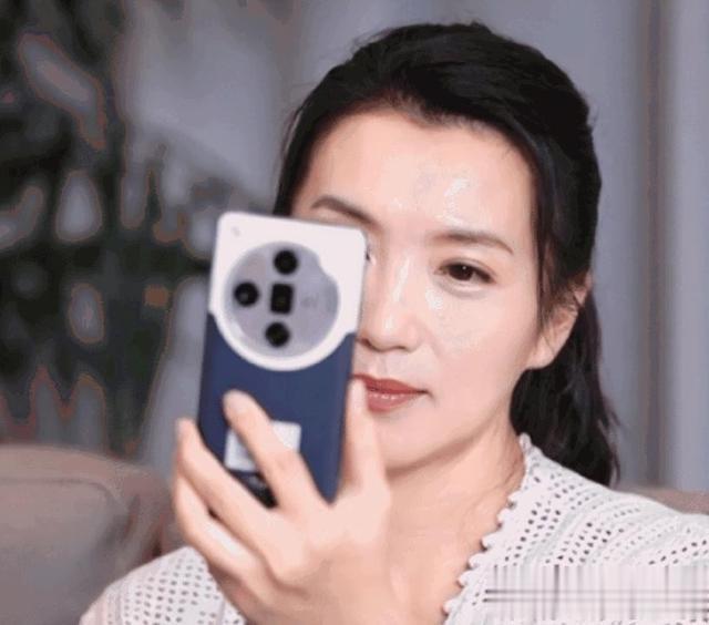 45岁陈好北京现身衣着邋遢三角区显眼与宋茜闲聊气质差距大