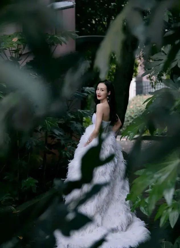 王鸥—羽毛吊带裙,白天鹅一样的美!