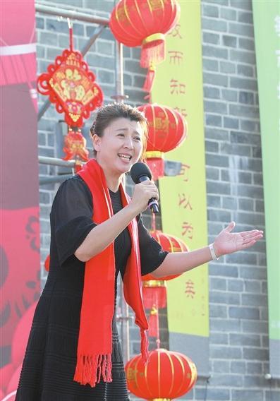 过气明星有多惨？农村走穴，摆摊还债，而他哭穷：卡里只剩100万