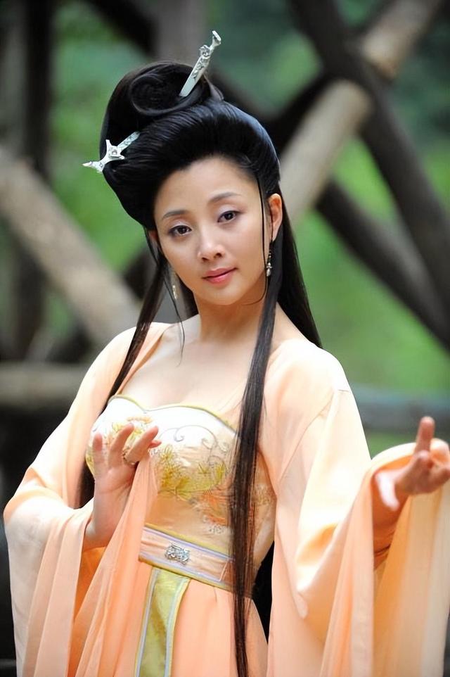 她是演员中的女富豪,多辆豪车轮流开,如今44岁却活得像20岁