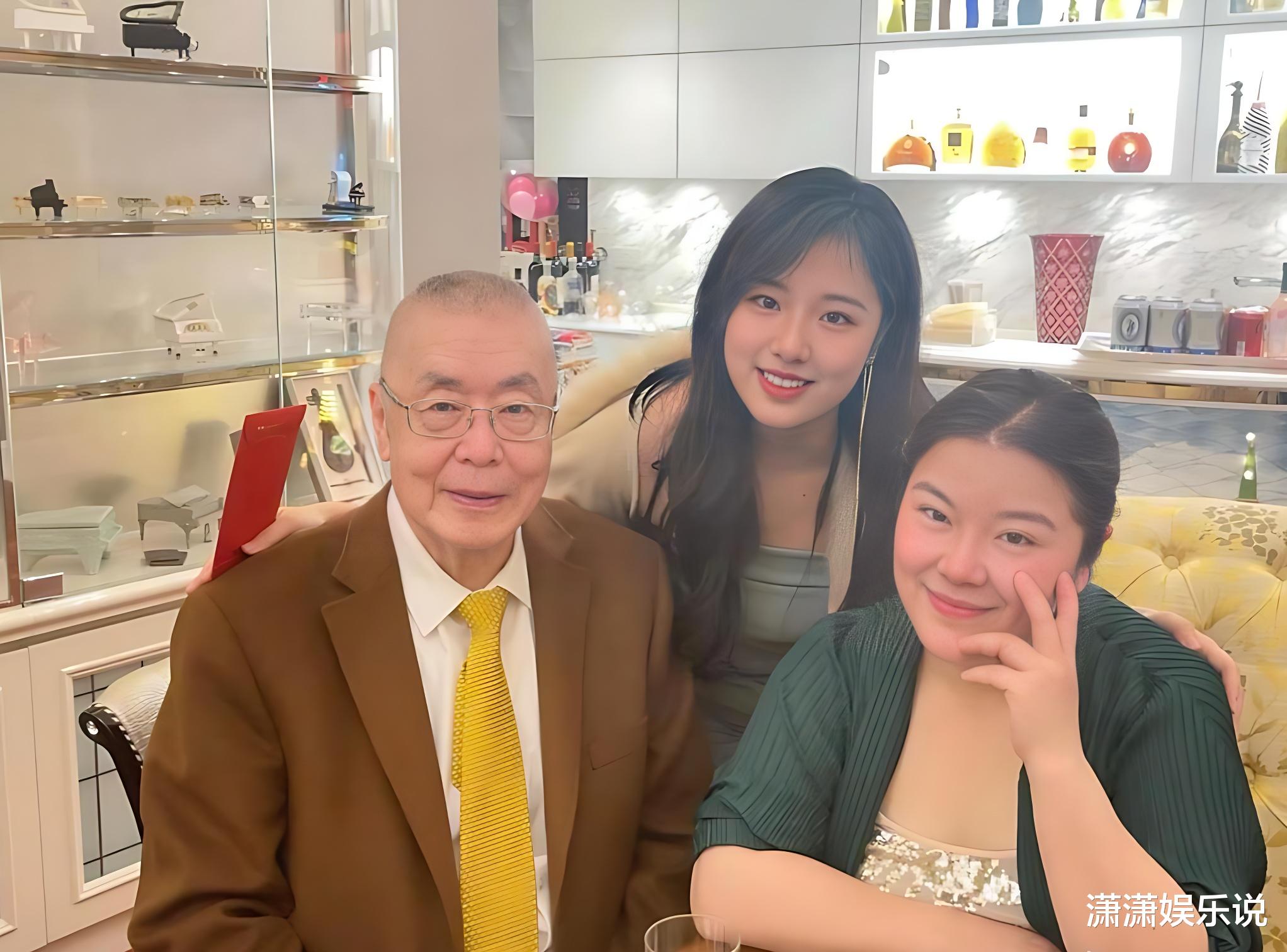 陈冠希礼貌签名!赖佩琳港姐之路不遇,两人合照惹人瞩目!