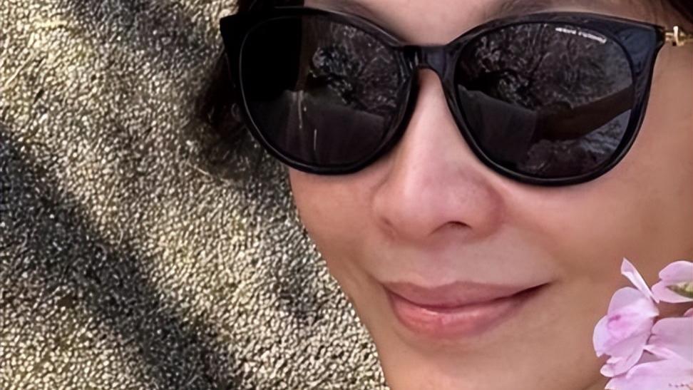 刘嘉玲带弟弟全家踏青，79岁母亲变瘦了，老人面色红润气质佳