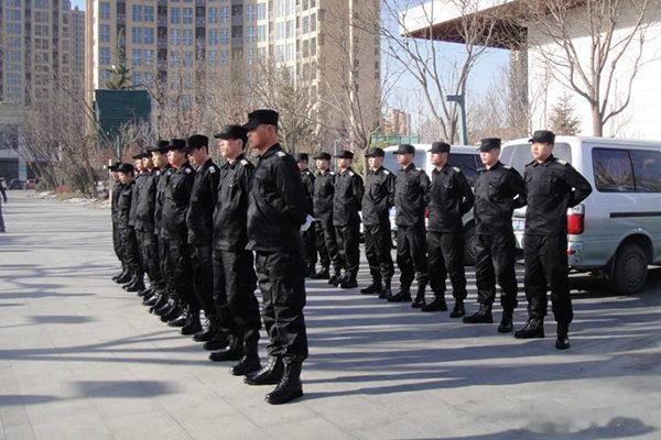 马云刘强东没做到的事,被个保安做到了,靠十块钱啤酒狂赚八个亿