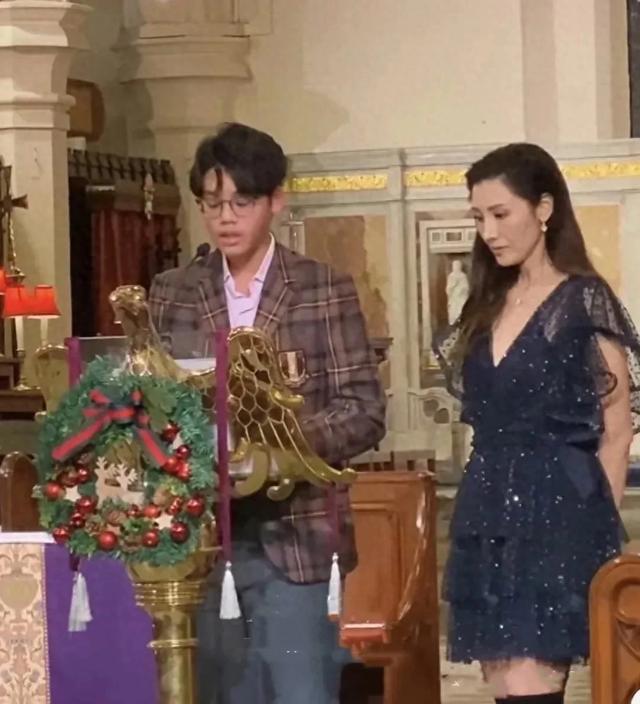 李嘉欣现身国外贵族学校,连素颜都这么漂亮,儿子只高挑不帅气!