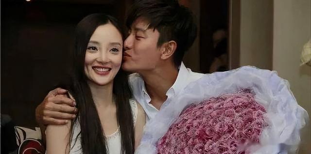 42岁李小璐山顶拍摄被偶遇,个子好矮像1米5,浓妆艳抹愁眉苦脸