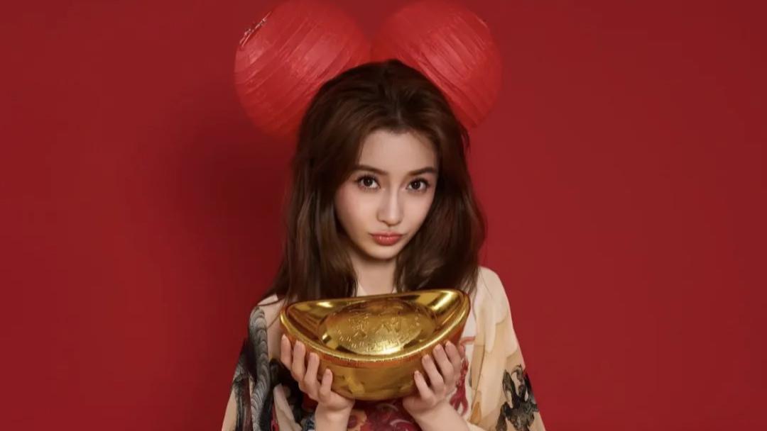 35岁杨颖和儿子香港过新年，穿龙袍烫卷发美出新高度，儿子帅气又可爱！