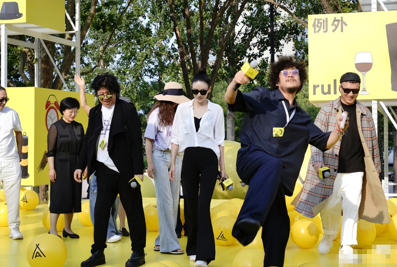 章子怡失婚后带娃工作,与粉丝合照白到发光,4岁儿子爱黏着妈妈