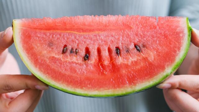 春天管住嘴，5种水果是“湿气之王”，不懂别乱吃，以免湿气加重