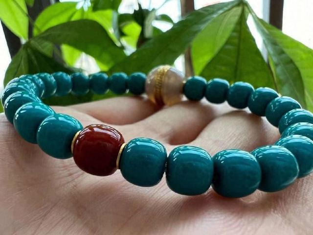 绿松石手串的盘玩与保养秘籍，让你的手串越发光彩照人！