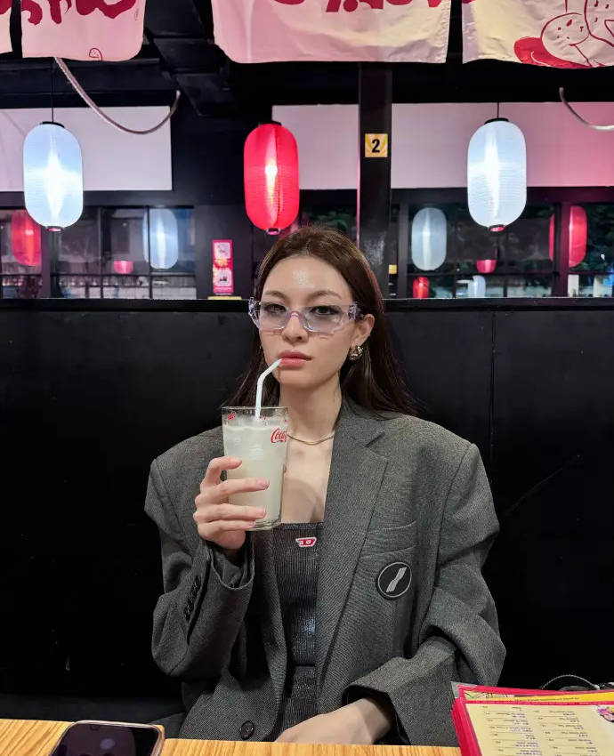 钟楚曦胆子真大,穿着深V睡衣夜里在街边喝椰汁,紧身吊带出镜身材傲人