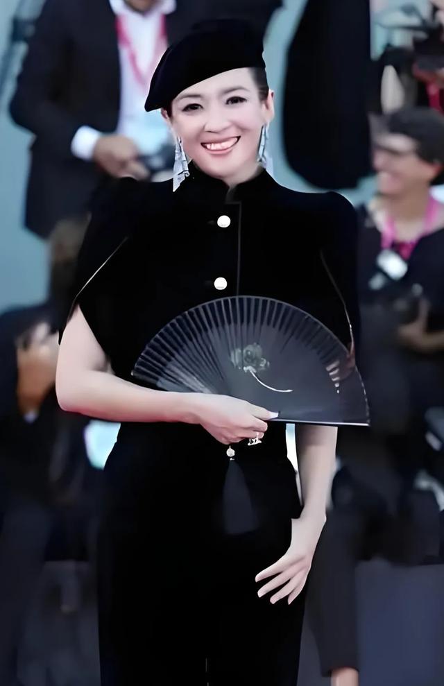 “村姑长相,女王气质”,30年前巩俐跑到香港,秒了大半港圈美人