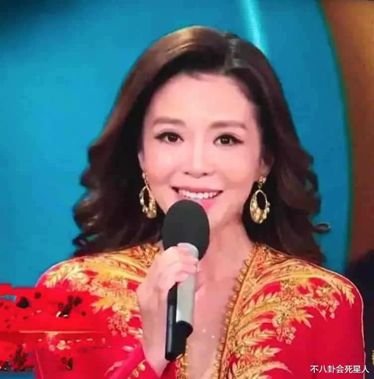 董卿周涛和赵本山同一天上热搜，背后是观众对2025年春晚的无奈