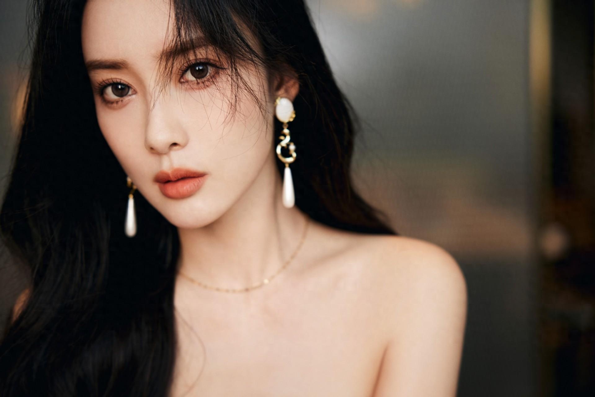 孟子义:太会了吧!故意抵住桌子大秀事业线,太懂流量了,孟姐