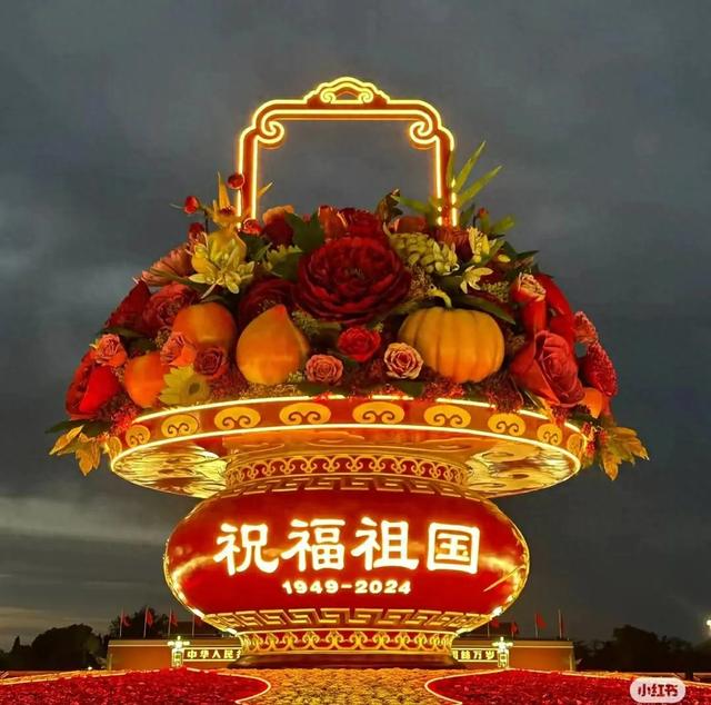 央视主持人龙洋:红裙主持国庆晚会,优雅大方