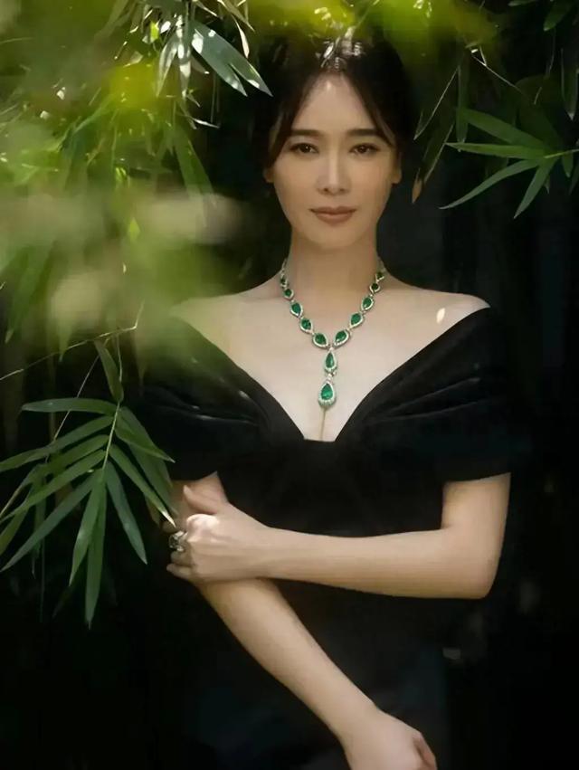 “风流成性”的左小青出道以来绯闻不断,如今仍然靠身材吸睛!