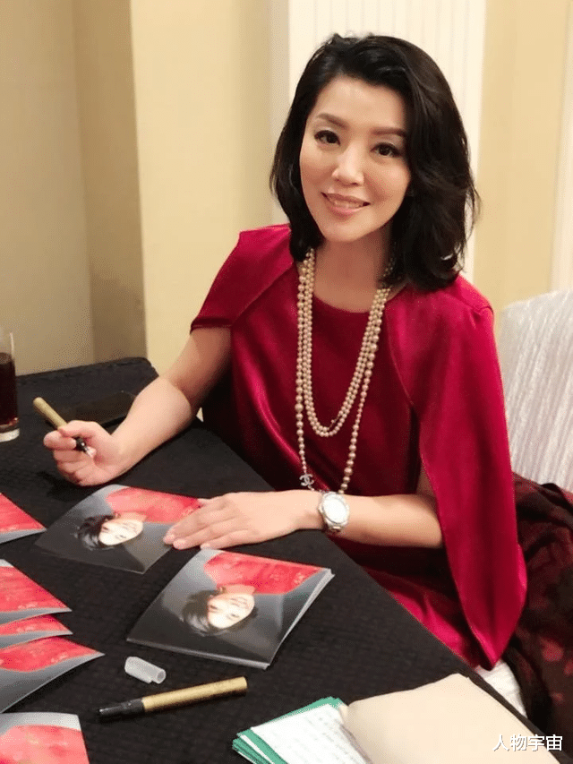 她多才多艺演技佳,做香港赛马司仪,嫁大律师买10份保险旧衣不丢