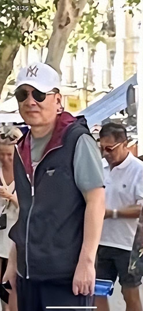 54岁陈建斌七夕国外游，休闲穿着被嘲满满老人味，蒋勤勤反被夸！