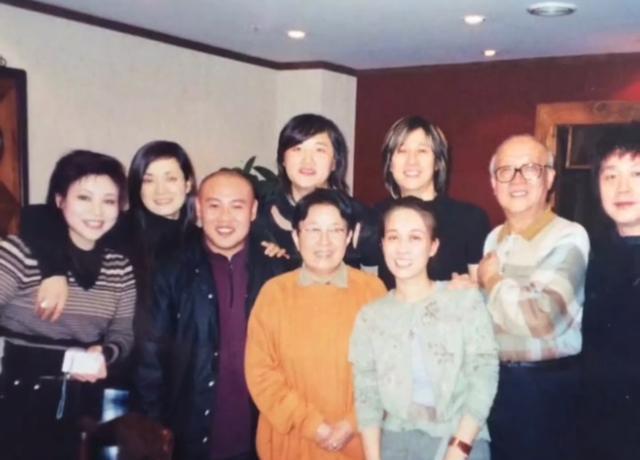 刀郎带着58岁田震上热搜，但定居澳洲的她，如今已走上另一条大道