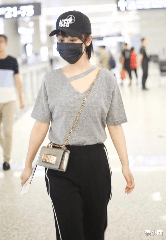 杨紫终于明白简约即高级，穿T恤+运动裤就出门，剪了短发显气质