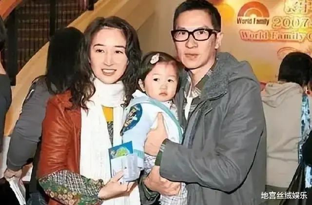 60岁关咏荷罕见露面!皮肤嫩滑吹弹可破,身材丰满,张家辉赚大了