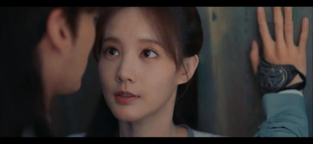 34岁李一桐五官精致，笑容甜美，拥有一双会笑的月牙眼