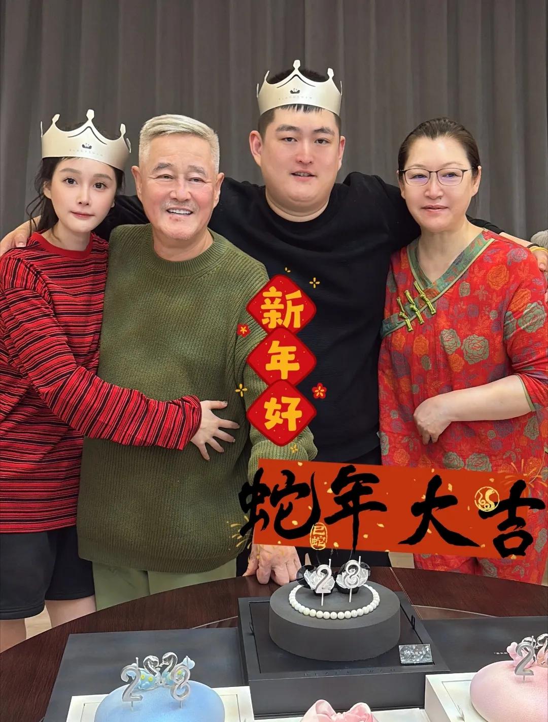 赵本山新年全家福曝光,现身为双胞胎儿女庆生,马丽娟罕见出镜!