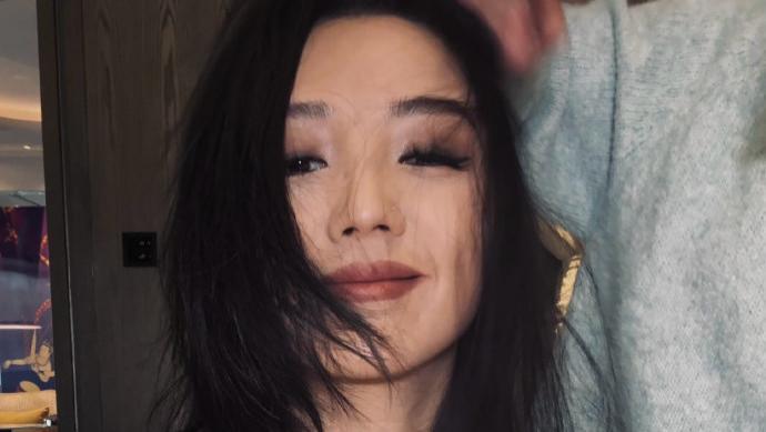 何洁瘦身成功后愈发自信，晒怼脸拍美到不敢认，全包眼线个性养眼