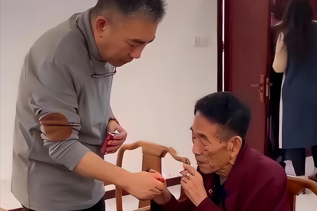 大口吃肉大碗喝酒、华子不离身,92岁杨少华,在享福路上一去不返