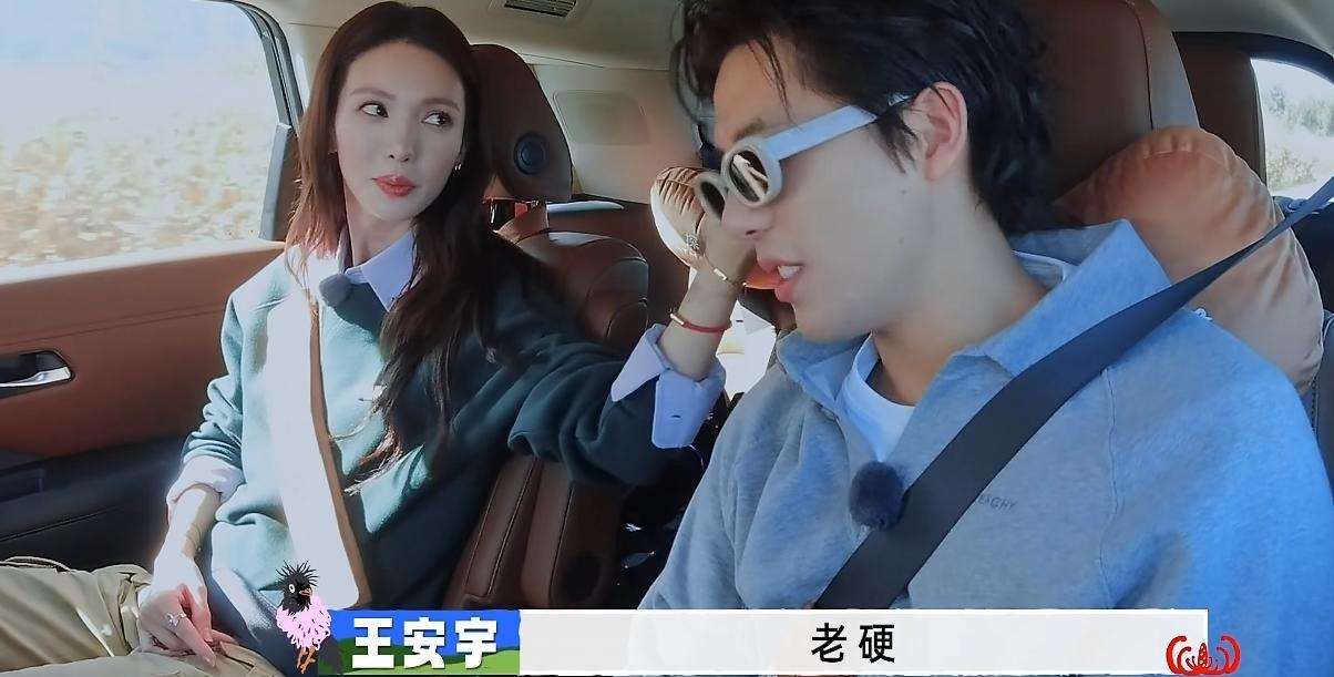面对金晨和关晓彤，王安宇的双标和偏爱，隔着屏幕都感觉出来了