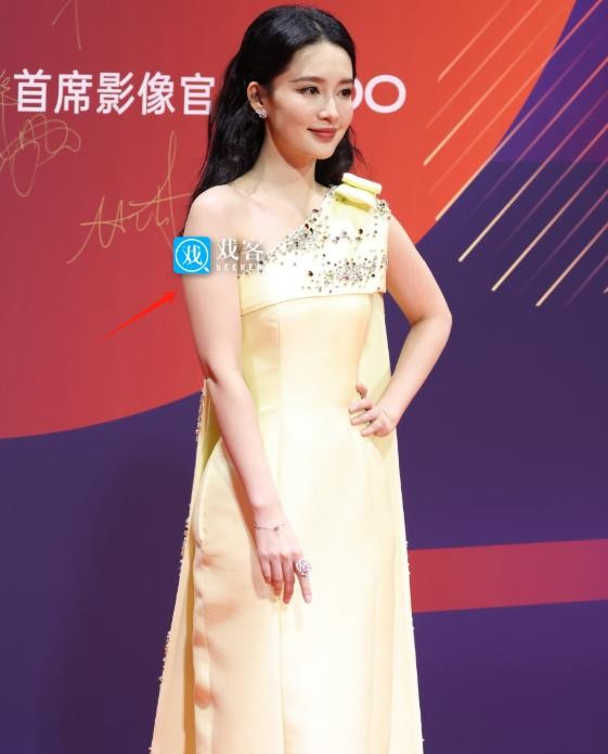 李沁，盛典造型引热议：丰腴之美，惊艳时光？