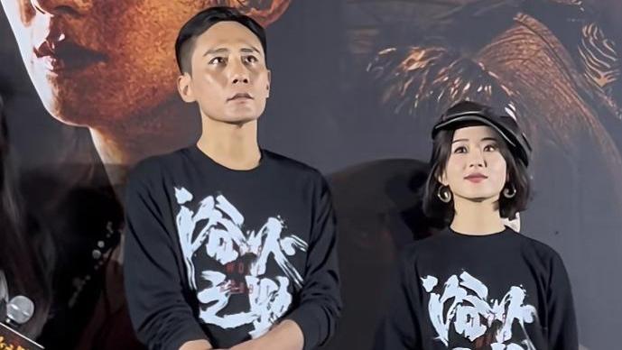 赵丽颖刘烨同框路演，两人男帅女美太养眼，粉丝送兔子很暖心