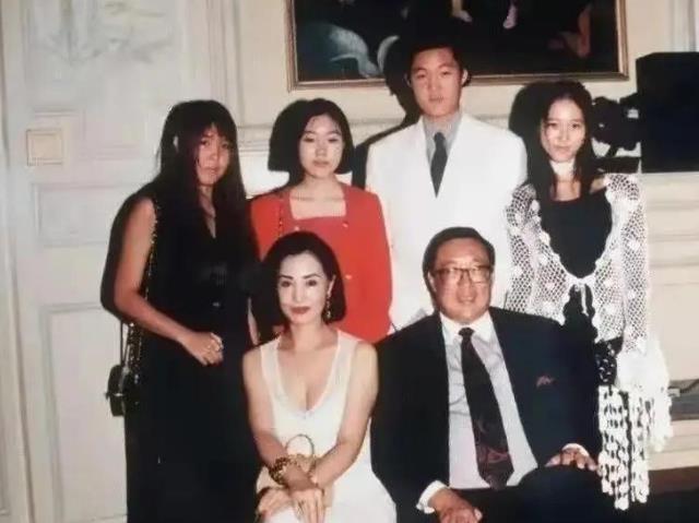 何莉莉：赶走3任情妇就是不离婚，花44年熬死老公，独享70亿遗产