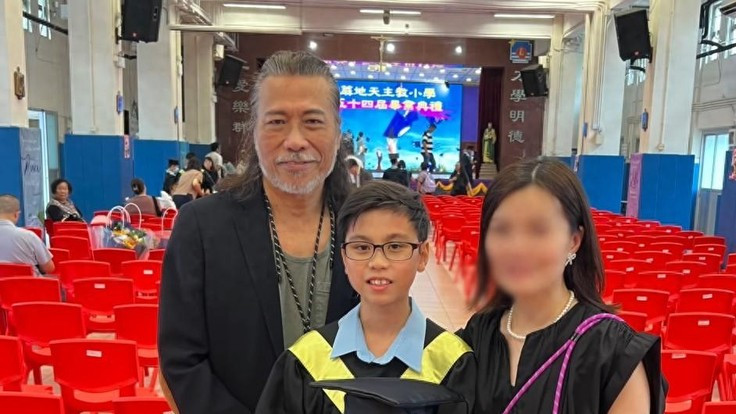 71岁香港摇滚教父儿孙满堂还不够？小40岁女友陪伴14年却拒绝5婚！