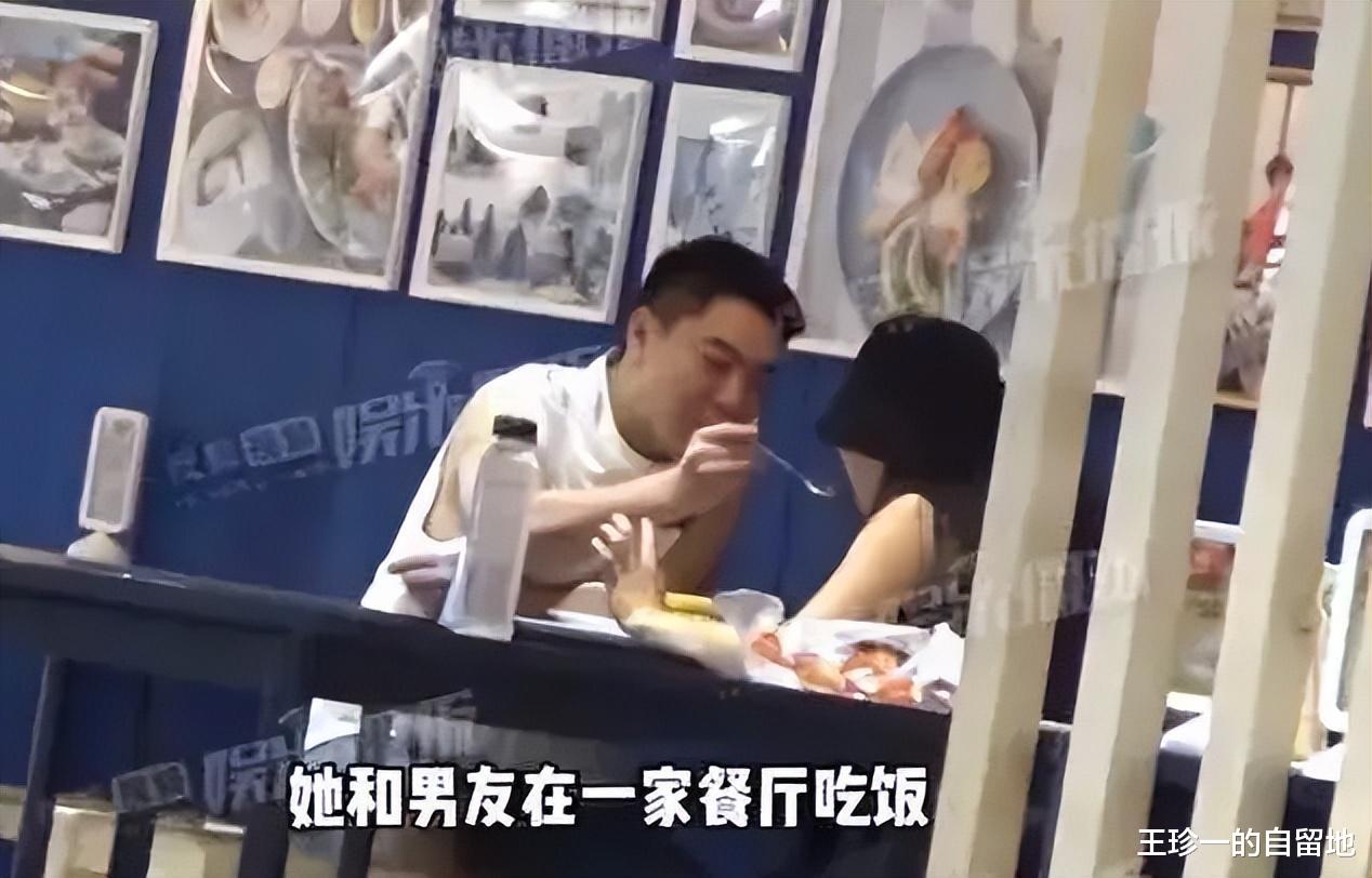 44岁殷桃与男友逛宜家，医生男友身材壮硕，主动喂食殷桃甜蜜非常