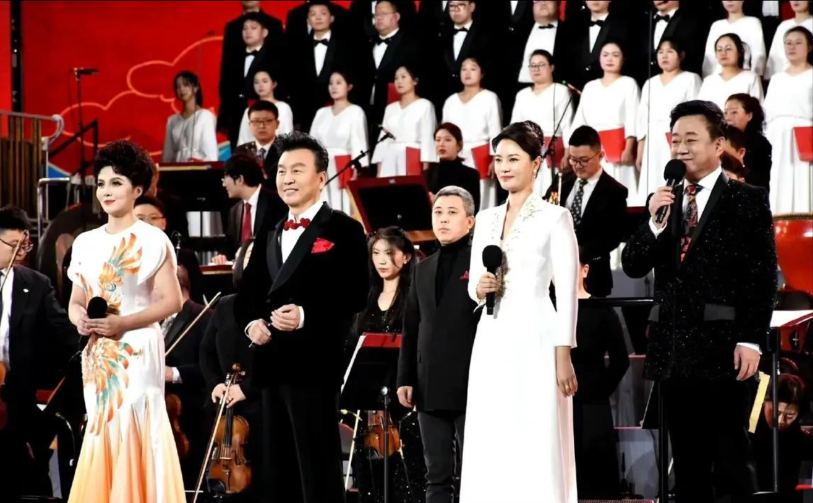 她缺席央视春晚主持，原来是与朱军共赴另一晚会担纲主持