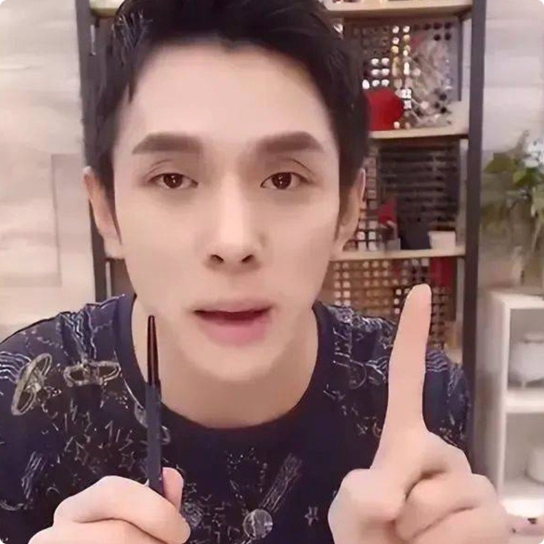 皮肤粗糙、脸上坑坑洼洼,《披哥4》李佳琦的生图暴露人间真实