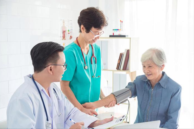 54岁大姐腰痛以为腰间盘,6个月后去世,医生惋惜:很多人都中招