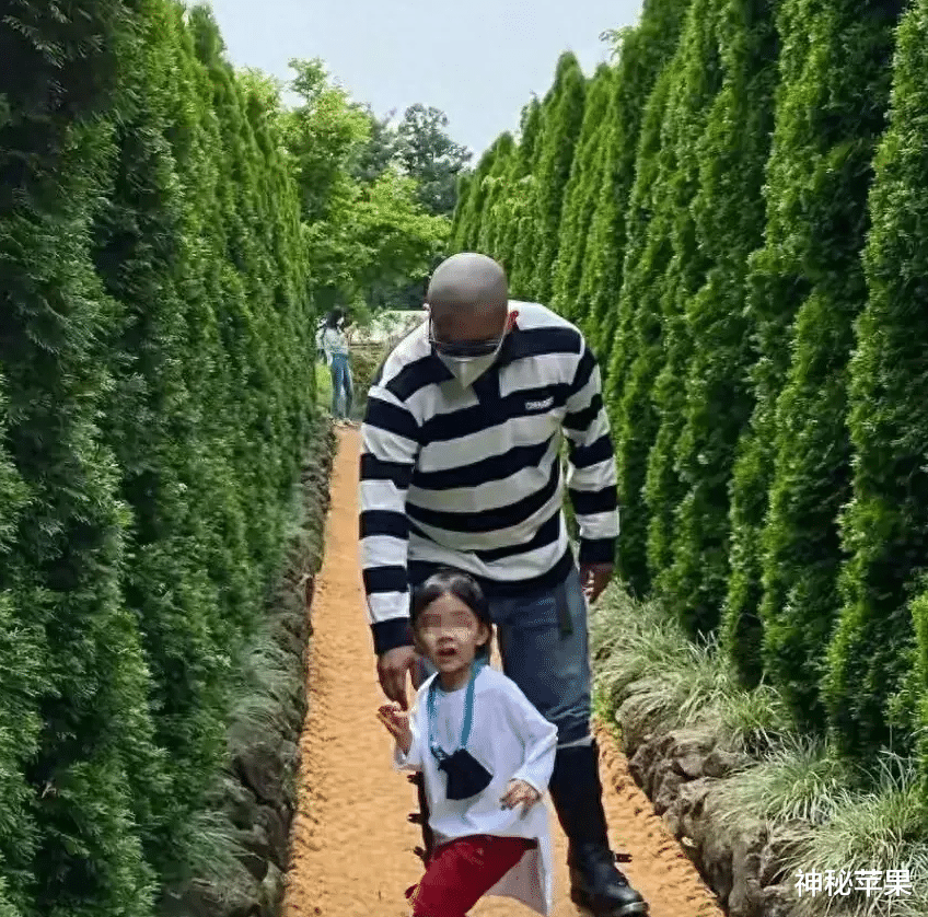 大S老公家多一女宝,三年前出生,具大妈带着,具俊烨亲自买尿裤