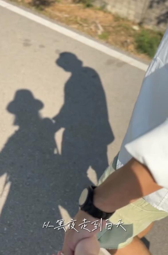 王冠首晒夫妻合照,老公身高180肤色偏黑,俩人牵手相拥好甜蜜