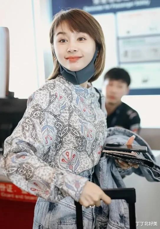 王子文剪了齐肩短发带火了一种新穿法:印花衫+短裙,时髦又洋气