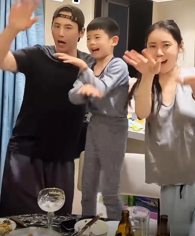 秋瓷炫在家做韩餐,亲手为老公挑鱼刺,追到车库亲于晓光太粘人了