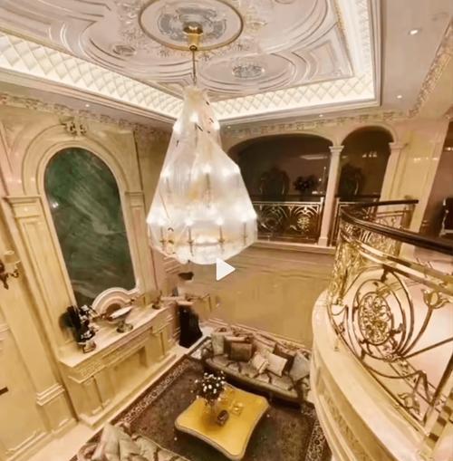 越低调,越出人意料,看看73岁张艺谋的资产,才知什么叫人生