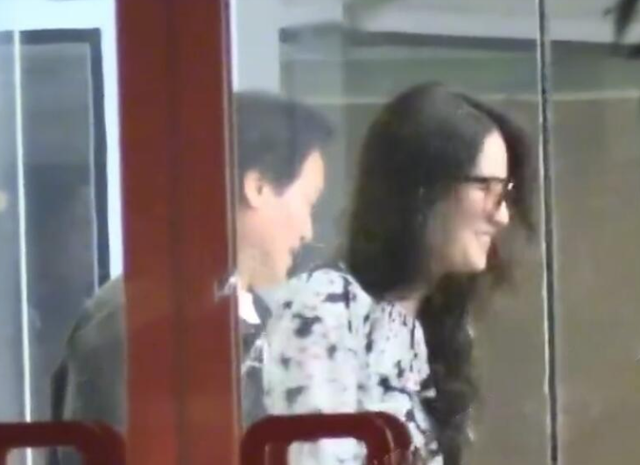 成也干爹，败也干爹！刘亦菲和陈金飞聚餐被拍！疯狂撒娇捂嘴笑