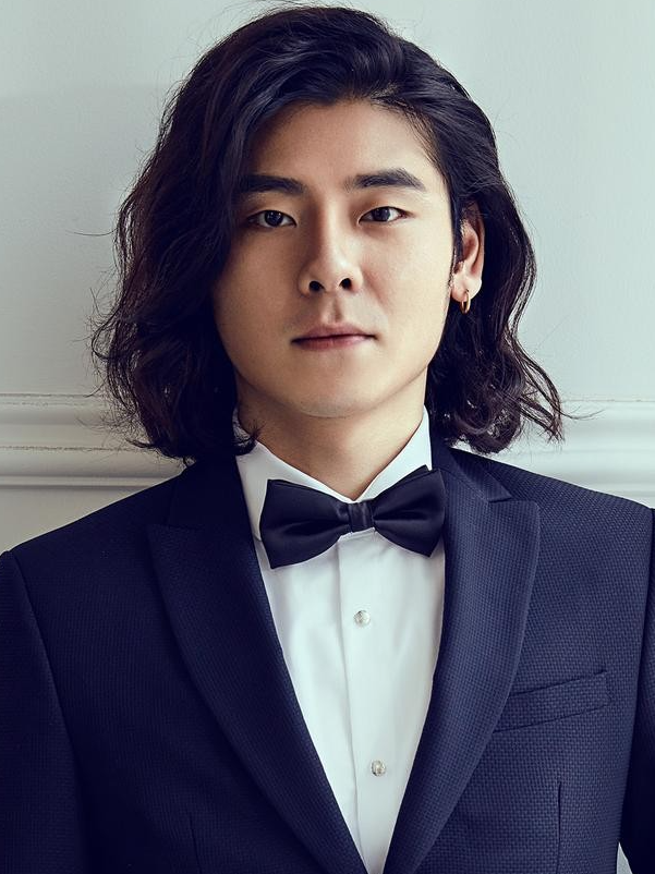 Baby疯狂示爱,李一桐直言喜欢,被影帝张译当成偶像的他,什么来头