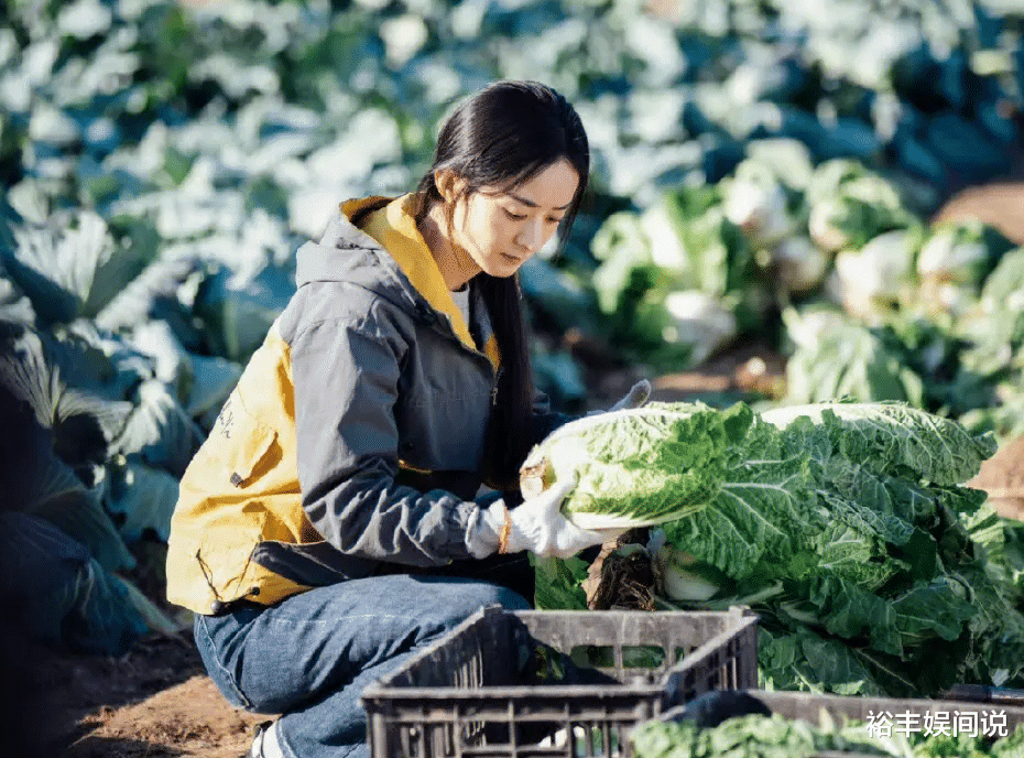 曝赵丽颖爷爷近照惹争议!面容和善额头似复刻,谈及孙女满脸担心
