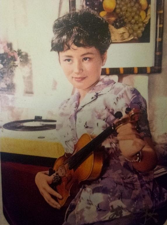 她是大陆第一代潘金莲,婚后丈夫出轨,59岁被乐嘉强吻如今怎样了