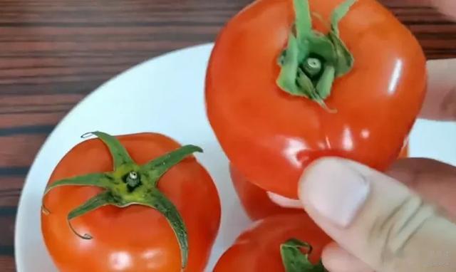 西红柿别只挑红的买!牢记4招,挑选的西红柿新鲜肉厚,酸甜多汁