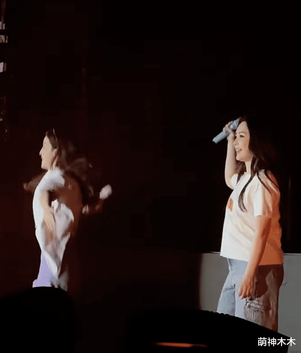 彻底放飞自我?阿娇最新演出胖成“阿爆”,演出划水全靠阿Sa拯救